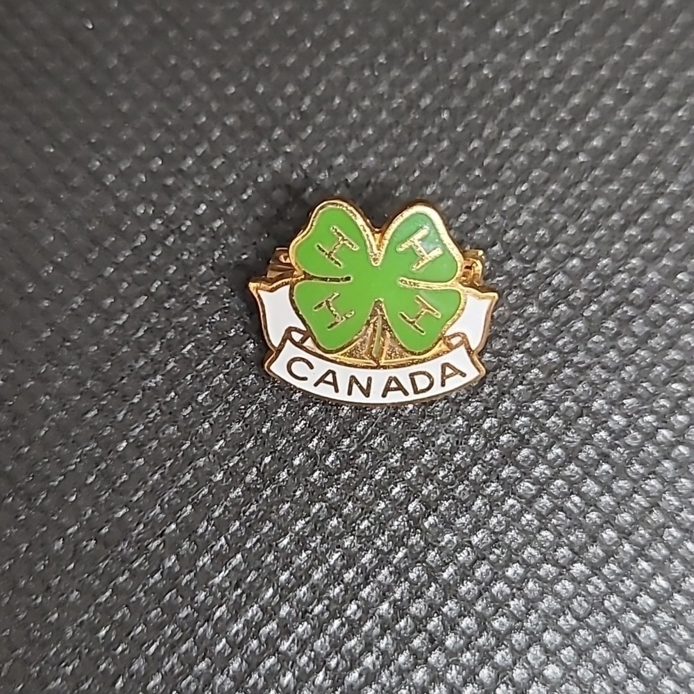 VINTAGE 4 H CANADA PIN, 4 Leaf Clover Over A Canada Banner, 1980s